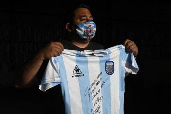 مارادونا پیراهن جام جهانی خود را برای بیماران کرونایی حراج کرد