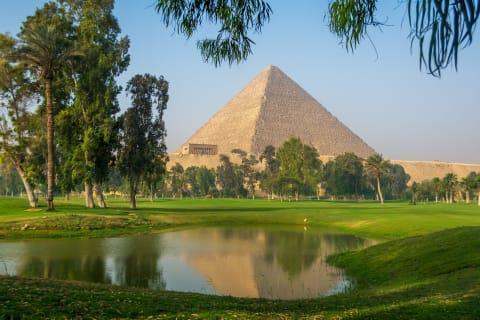 زمین گلف 100 ساله در کنار اهرام ثلاثه مصر