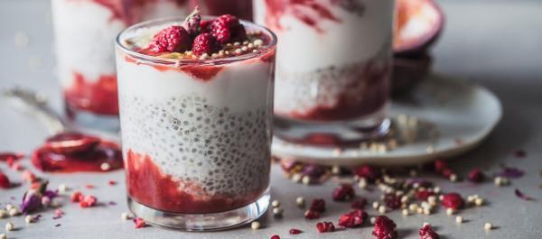 طرز تهیه پودینگ چیا با پوره توت فرنگی طرز تهیه پودینگ چیا با پوره توت فرنگی