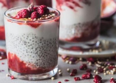 طرز تهیه پودینگ چیا با پوره توت فرنگی